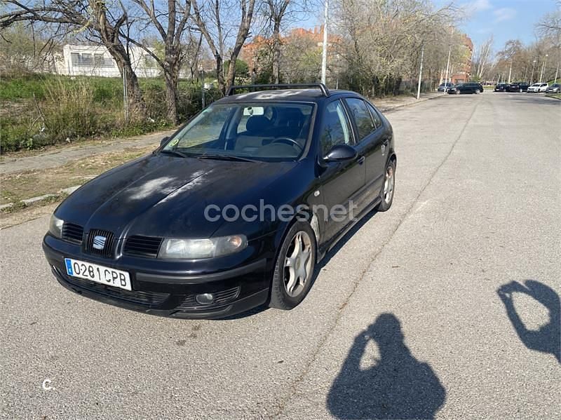 Usado Seat Leon 105 CV (77 kW) 2003 Negro Utilitario
