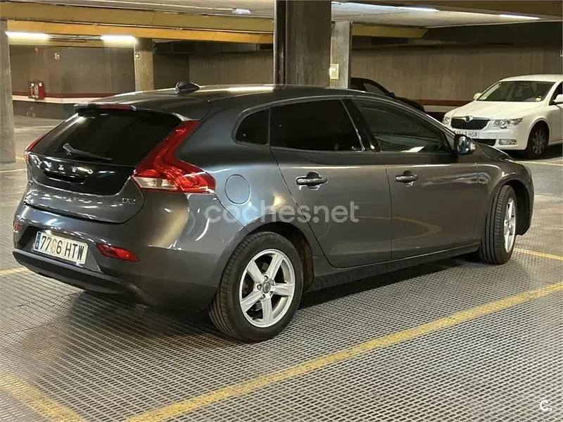 Usado Volvo V40 Kinetic 115 CV (84 kW) 2014 Marrón Berlina