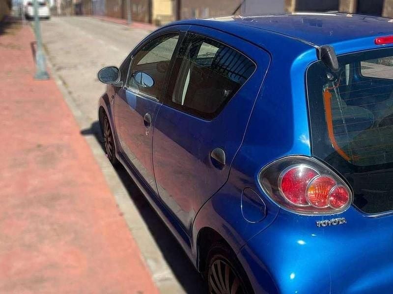 Usado Toyota Aygo Live 68 CV (50 kW) 2013 Azul Utilitario