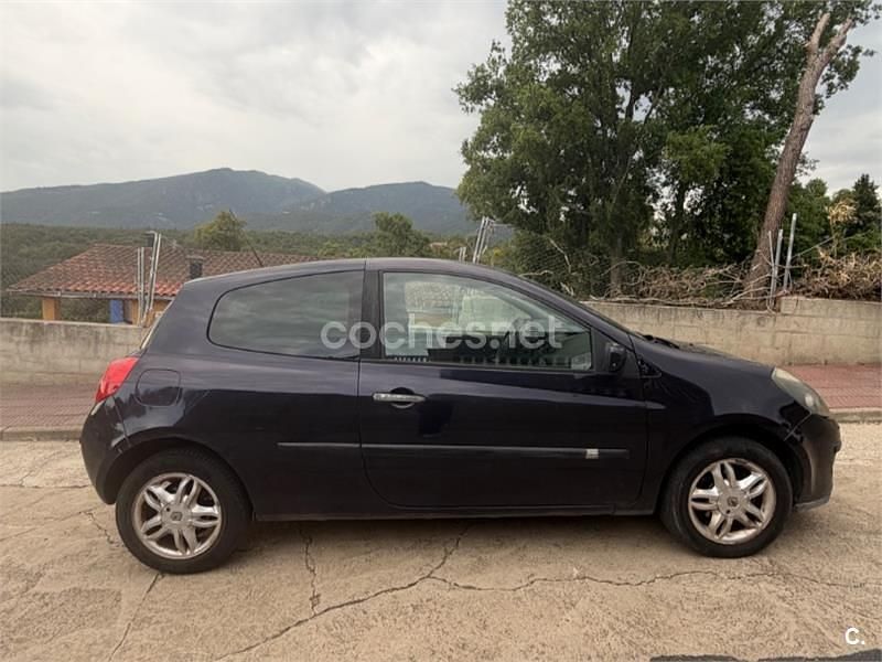 Usado Renault Clio II Privilege 105 CV (77 kW) 2007 Azul Berlina