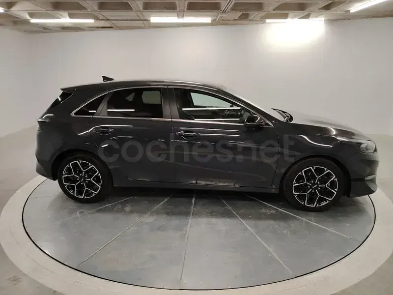 Usado Kia Ceed Style 100 CV (73 kW) 2025 Negro Utilitario