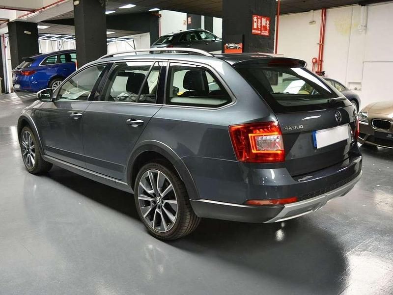Usado Skoda Octavia 150 CV (110 kW) 2018 Gris SUV