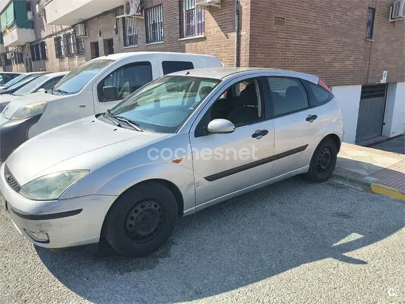 Usado Ford Focus Trend 100 CV (73 kW) 2003 Gris / plata Berlina