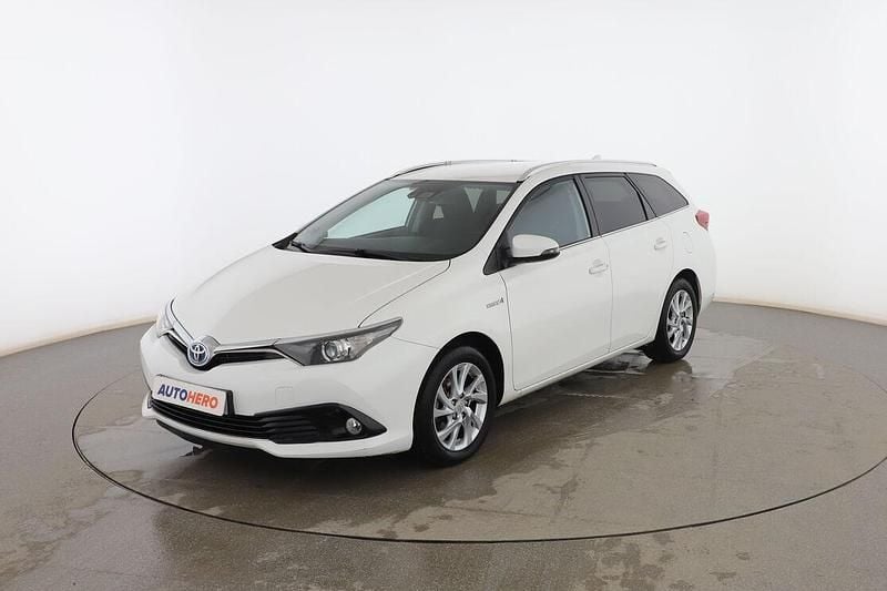 Usado Toyota Auris Touring Sports Active 136 CV (100 kW) 2016 Blanco Familiar