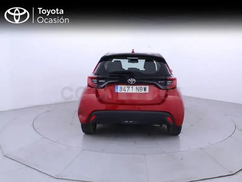 Usado Toyota Yaris Hybrid Active 116 CV (85 kW) 2025 Rojo Berlina