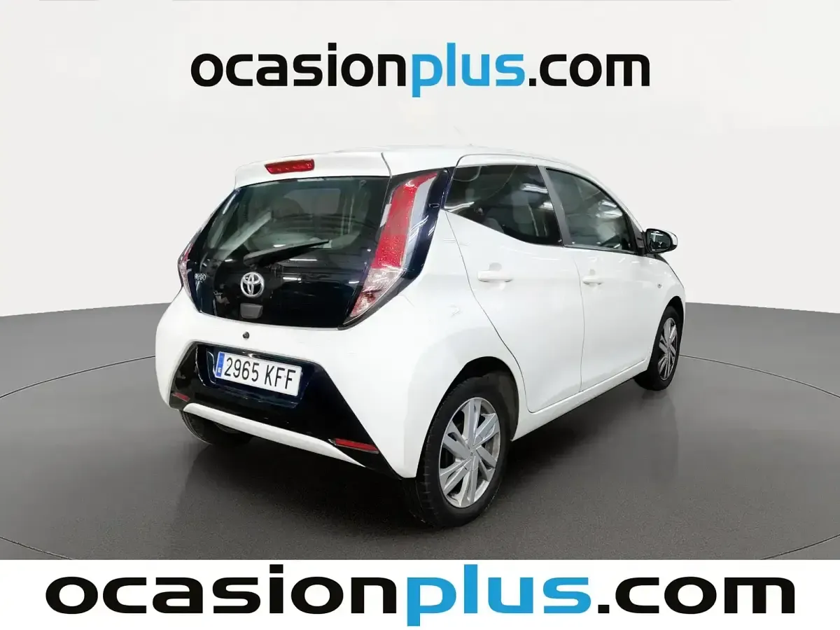 Usado Toyota Aygo X-play 69 CV (50 kW) 2017 Blanco Utilitario