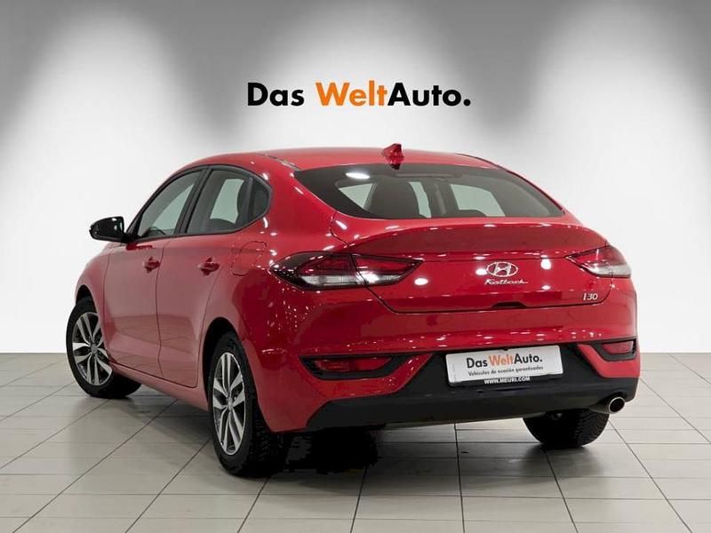 Usado Hyundai i30 120 CV (88 kW) 2019 Rojo Berlina