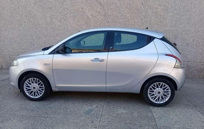 Usado Lancia Ypsilon Gold 69 CV (50 kW) 2013 Plateado Utilitario