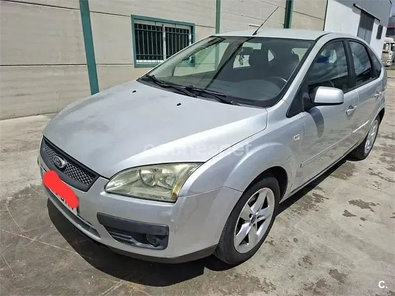 Usado Ford Focus Trend 109 CV (80 kW) 2005 Gris / plata Berlina