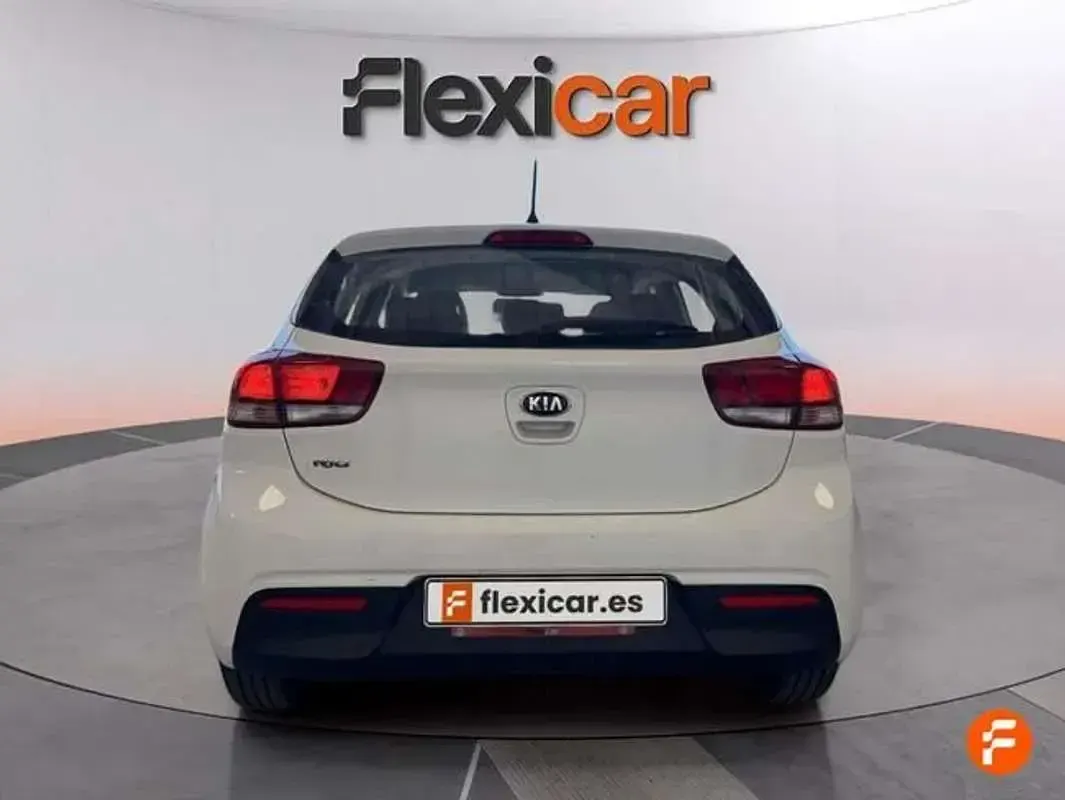 Usado Kia Rio 84 CV (61 kW) 2017 Blanco Utilitario
