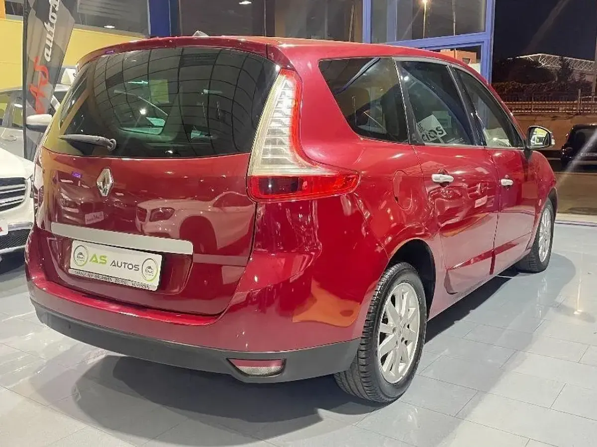 Usado Renault Grand Scénic Dynamique 105 CV (77 kW) 2010 Rojo Monovolumen