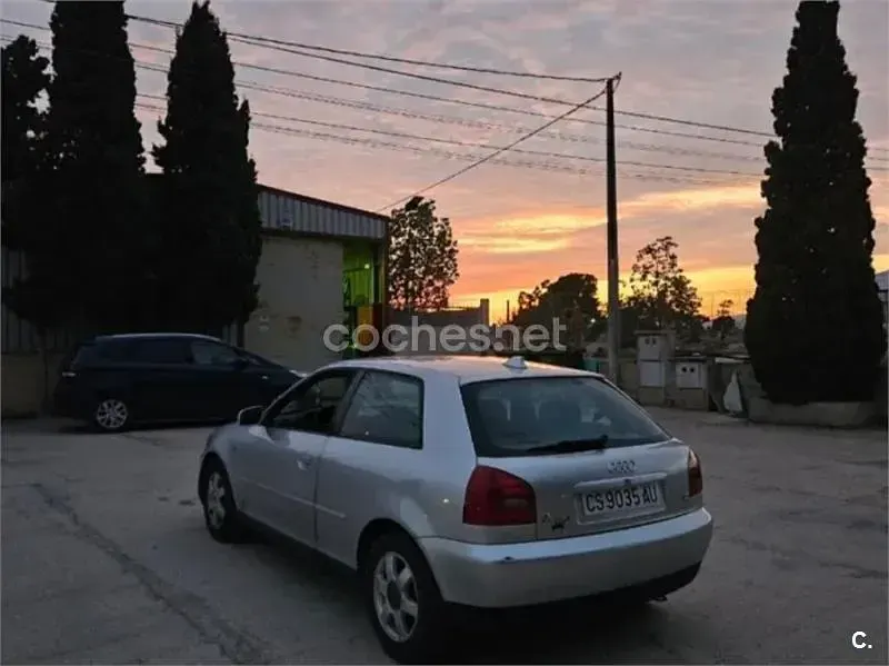 Usado Audi A3 Attraction 125 CV (91 kW) 2000 Gris / plata Utilitario