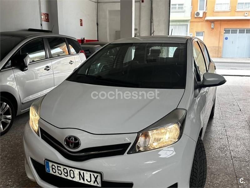 Usado Toyota Yaris Active 90 CV (66 kW) 2013 Blanco Utilitario
