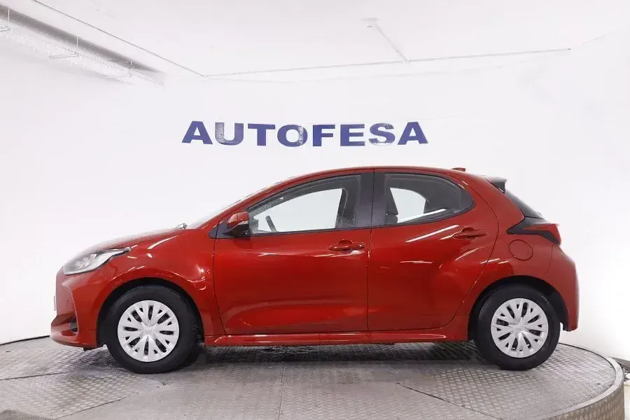 Usado Toyota Yaris Active 116 CV (85 kW) 2023 Rojo Utilitario