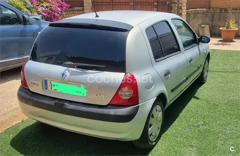 Usado Renault Clio II 80 CV (58 kW) 2004 Gris / plata Berlina