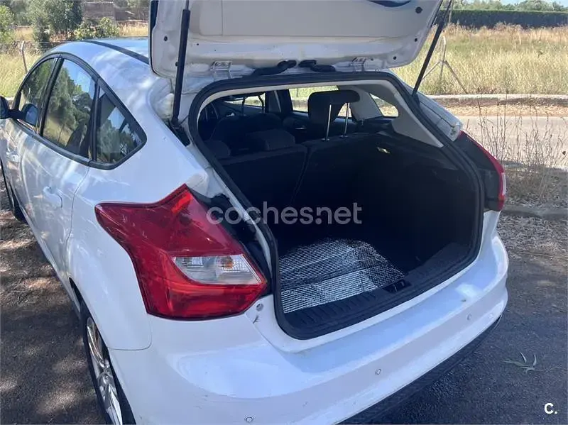 Usado Ford Focus 125 CV (91 kW) 2013 Blanco Berlina