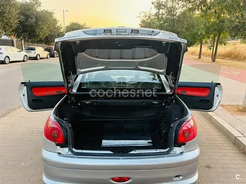 Usado Peugeot 206 110 CV (80 kW) 2003 Gris / plata Descapotable