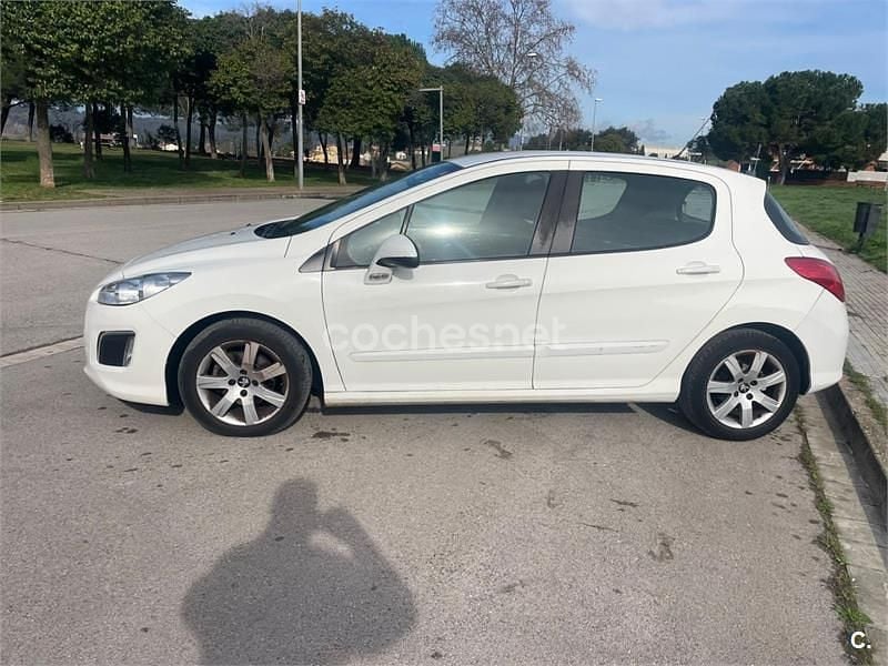 Usado Peugeot 308 Active 120 CV (88 kW) 2013 Blanco Berlina