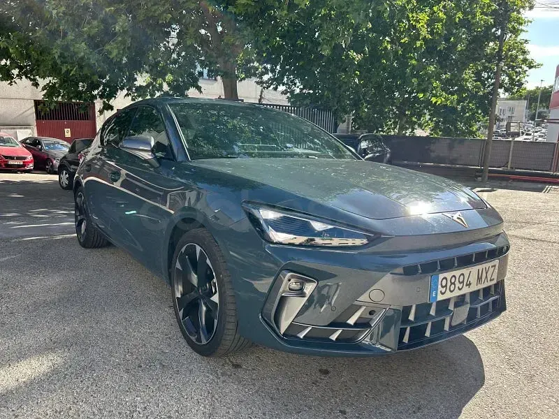Usado Cupra Leon 150 CV (110 kW) 2025 Gris / plata Berlina