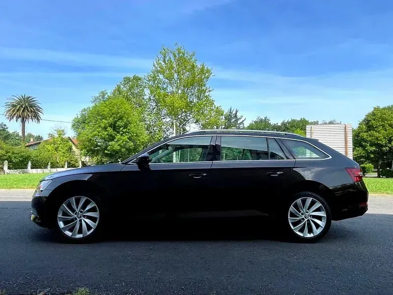 Usado Skoda Superb Ambition 150 CV (110 kW) 2018 Violeta / lila Familiar
