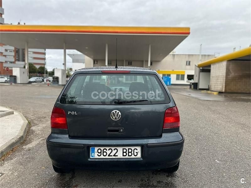 Usado VW Polo Highline 75 CV (55 kW) 2003 Marrón Berlina