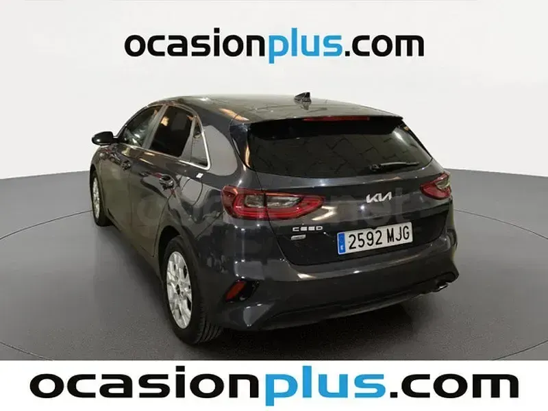 Usado Kia Ceed 136 CV (100 kW) 2023 Gris / plata Utilitario