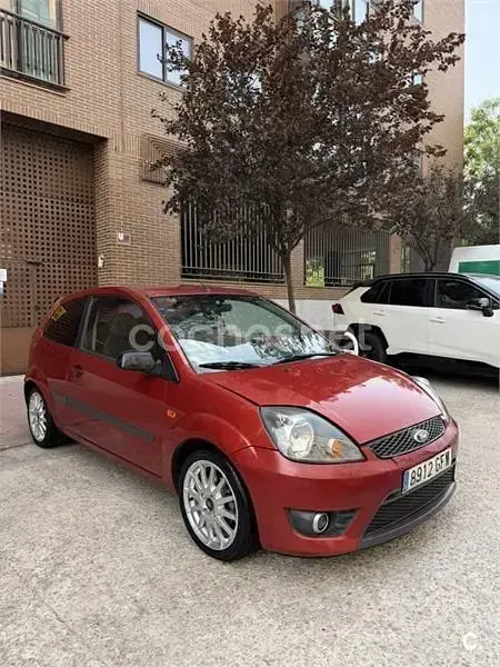 Usado Ford Fiesta Futura 90 CV (66 kW) 2008 Granate Utilitario