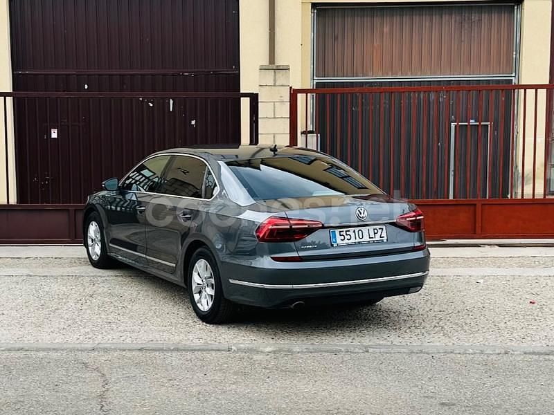 Usado VW Passat Sportline 180 CV (132 kW) 2017 Gris / plata Berlina