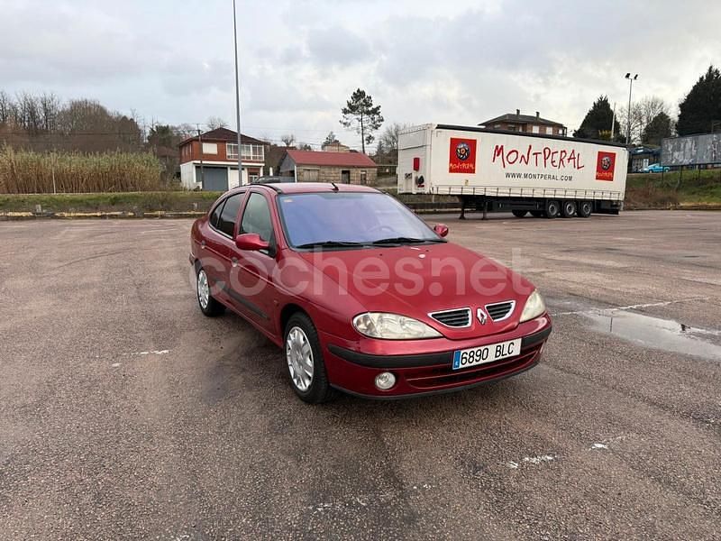 Usado Renault Mégane Expression 105 CV (77 kW) 2001 Granate Berlina