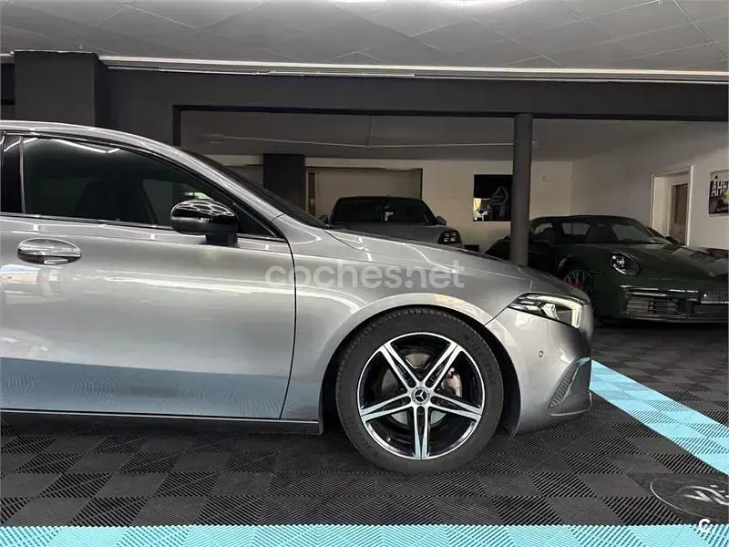 Usado Mercedes A180 109 CV (80 kW) 2019 Gris / plata Berlina