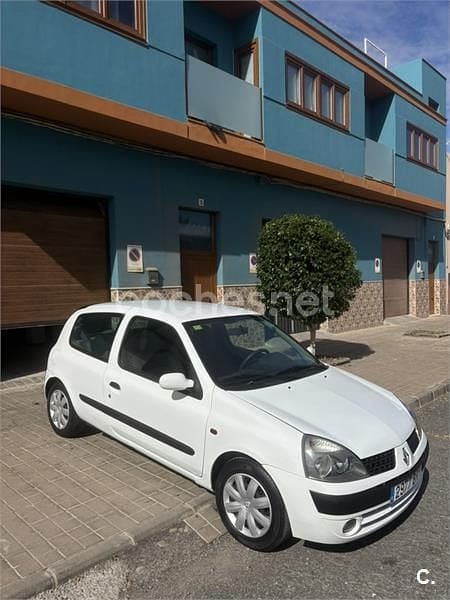 Usado Renault Clio II Dynamique 65 CV (47 kW) 2002 Blanco Berlina