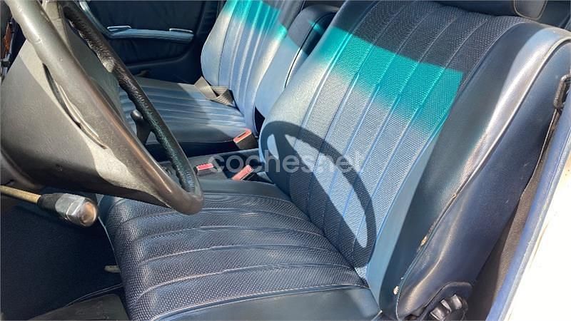 Usado Mercedes 200 75 CV (55 kW) 1982 Blanco Berlina