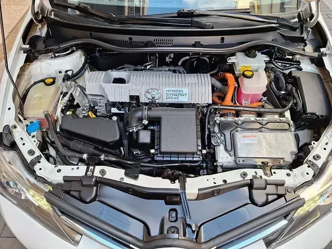 Usado Toyota Auris Hybrid Active 100 CV (73 kW) 2014 Blanco Berlina