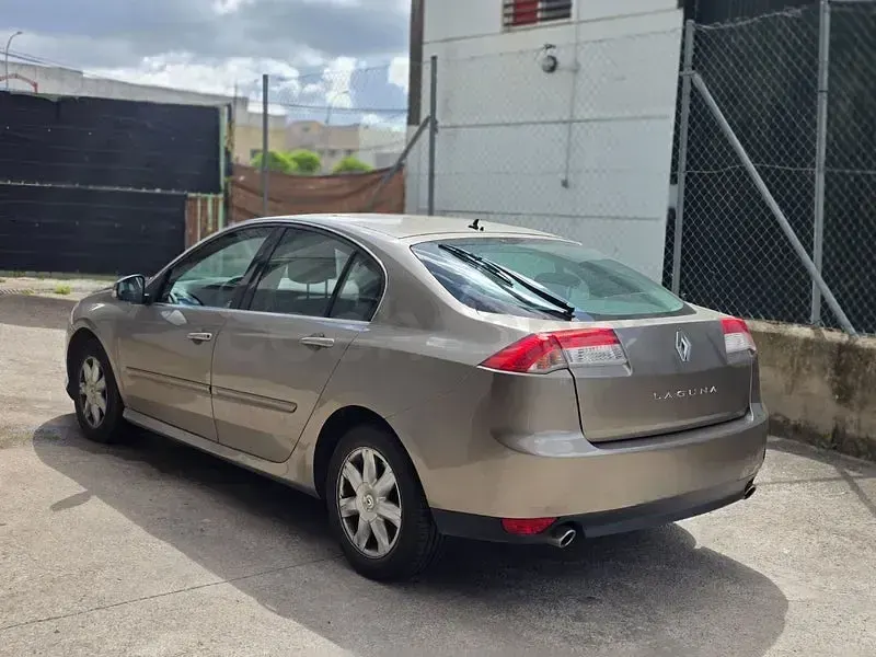 Usado Renault Laguna III Dynamique 150 CV (110 kW) 2010 Granate Berlina