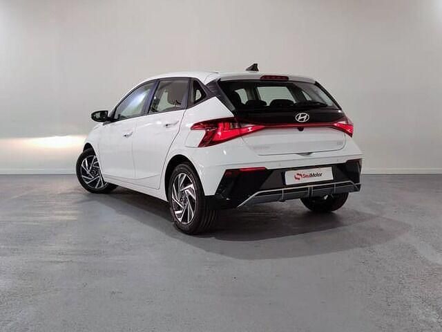 Usado Hyundai i20 101 CV (74 kW) 2024 Blanco Berlina