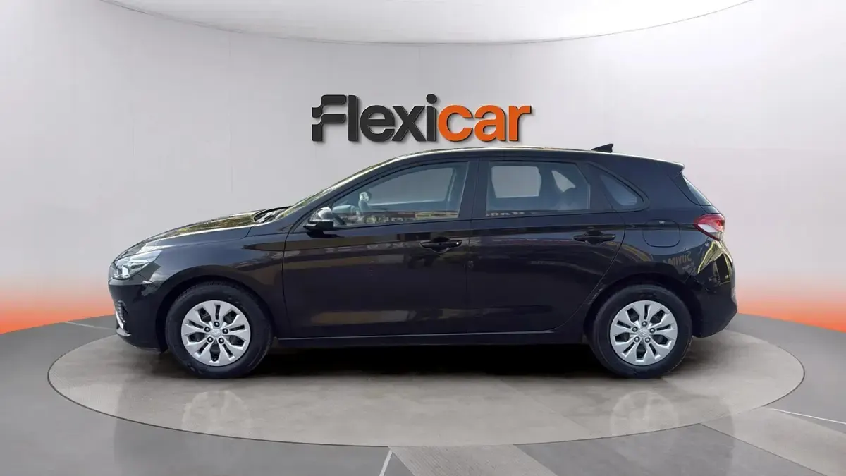 Usado Hyundai i30 110 CV (80 kW) 2022 Negro Berlina