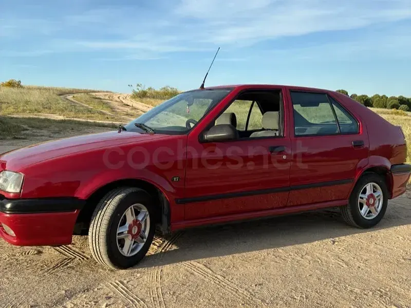Usado Renault R9 95 CV (69 kW) 1992 Rojo Berlina