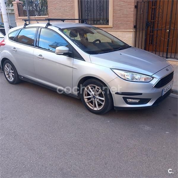 Usado Ford Focus Trend 125 CV (91 kW) 2017 Gris / plata Berlina