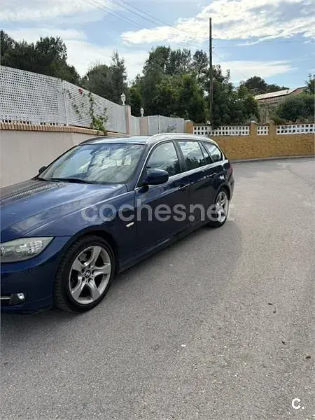 Usado BMW 318 143 CV (105 kW) 2011 Azul Familiar