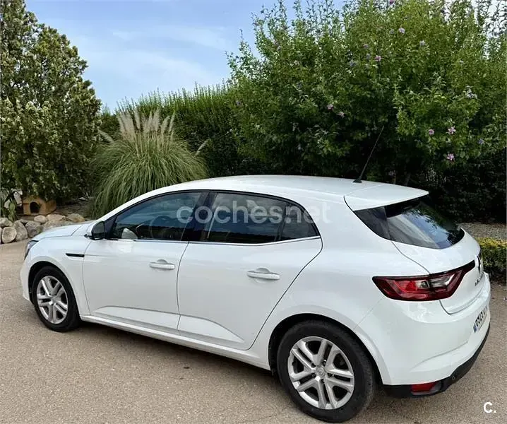 Usado Renault Mégane LIMITED 115 CV (84 kW) 2020 Blanco Berlina
