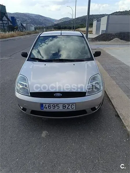 Usado Ford Fiesta Ambiente 68 CV (50 kW) 2002 Gris / plata Utilitario