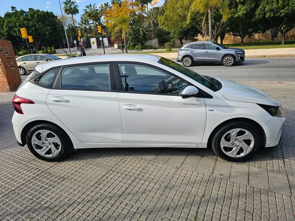 Usado Hyundai i20 100 CV (73 kW) 2021 Blanco Utilitario