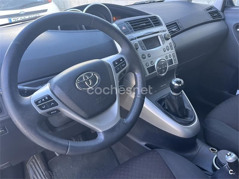 Usado Toyota Verso Active 126 CV (92 kW) 2011 Gris / plata Monovolumen