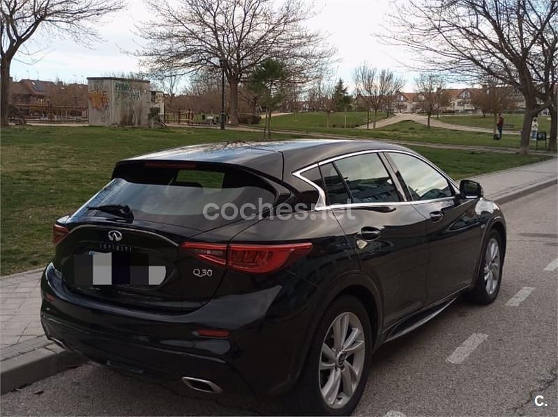 Usado Infiniti Q30 Premium 170 CV (125 kW) 2018 Negro Berlina