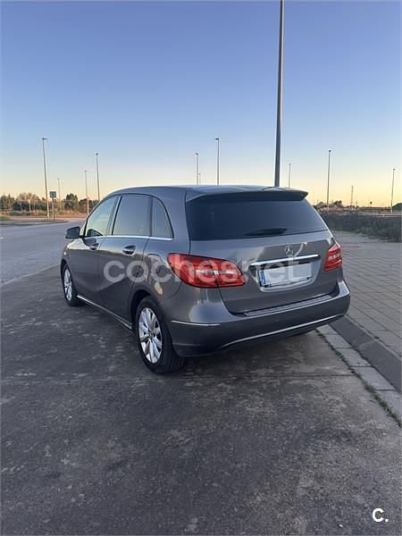 Usado Mercedes B180 109 CV (80 kW) 2013 Gris / plata Monovolumen