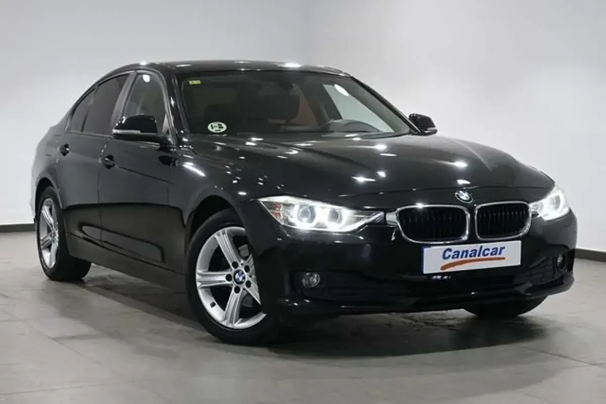 Usado BMW 318 Comfort Edition 143 CV (105 kW) 2014 Negro Berlina