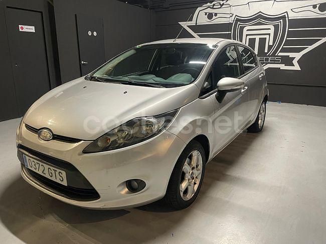 Gris / plata Usado 2010 Ford Fiesta Trend Berlina | 5490 € (Un poco caro) - Imagen 1/4