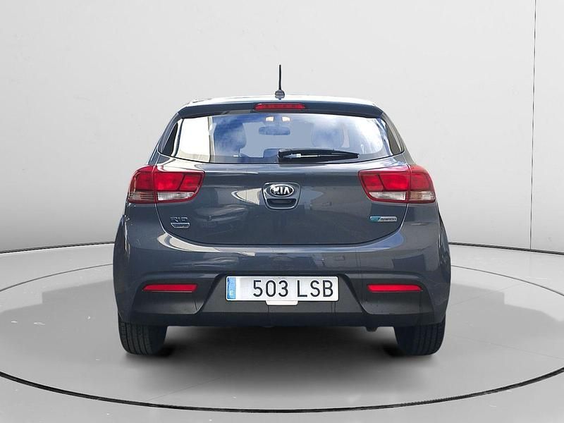 Usado Kia Rio 101 CV (74 kW) 2021 Gris Berlina