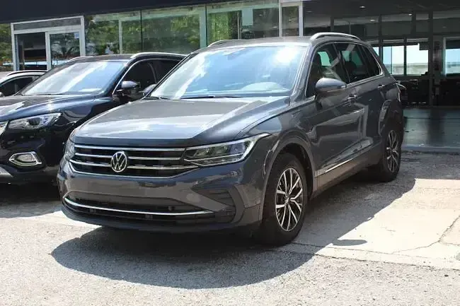 Käytetty VW Tiguan Life 246 HP (180 kW) 2021 Harmaa Katumaasturi