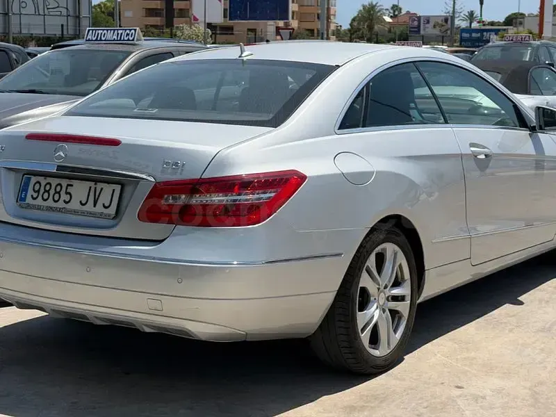 Usado Mercedes E250 204 CV (150 kW) 2010 Gris / plata Coupe